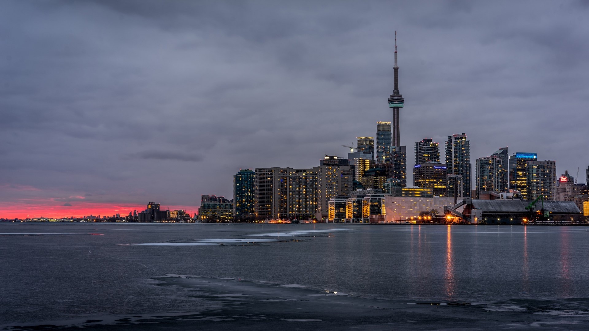 Toronto Skyline with CN Tower at Dusk HD Wallpaper