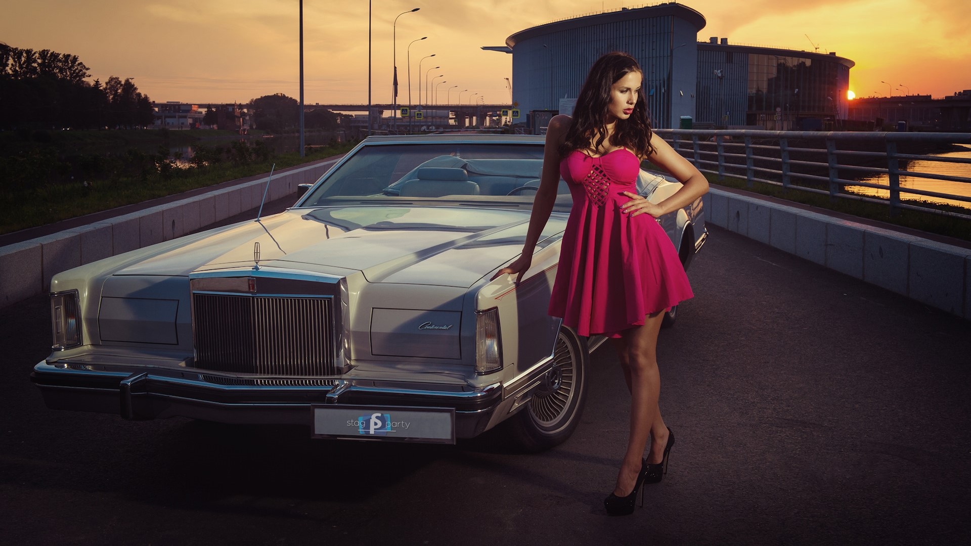 Girl in pink dress with Lincoln Continental HD Wallpaper