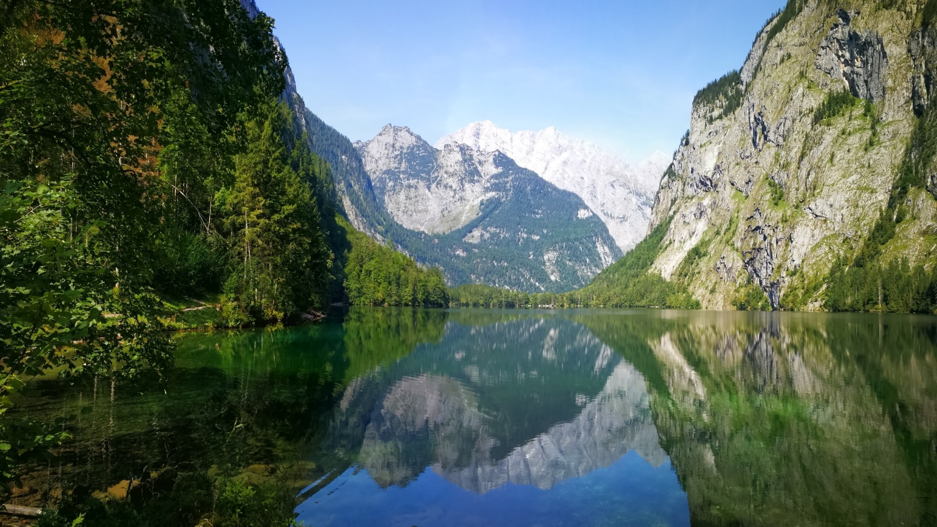 Lake reflecting mountains and trees HD Wallpaper