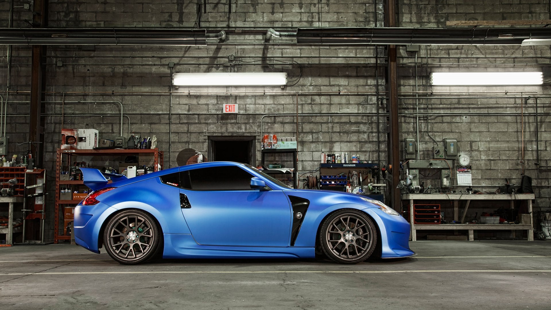 Blue Nissan 370Z in a garage HD Wallpaper