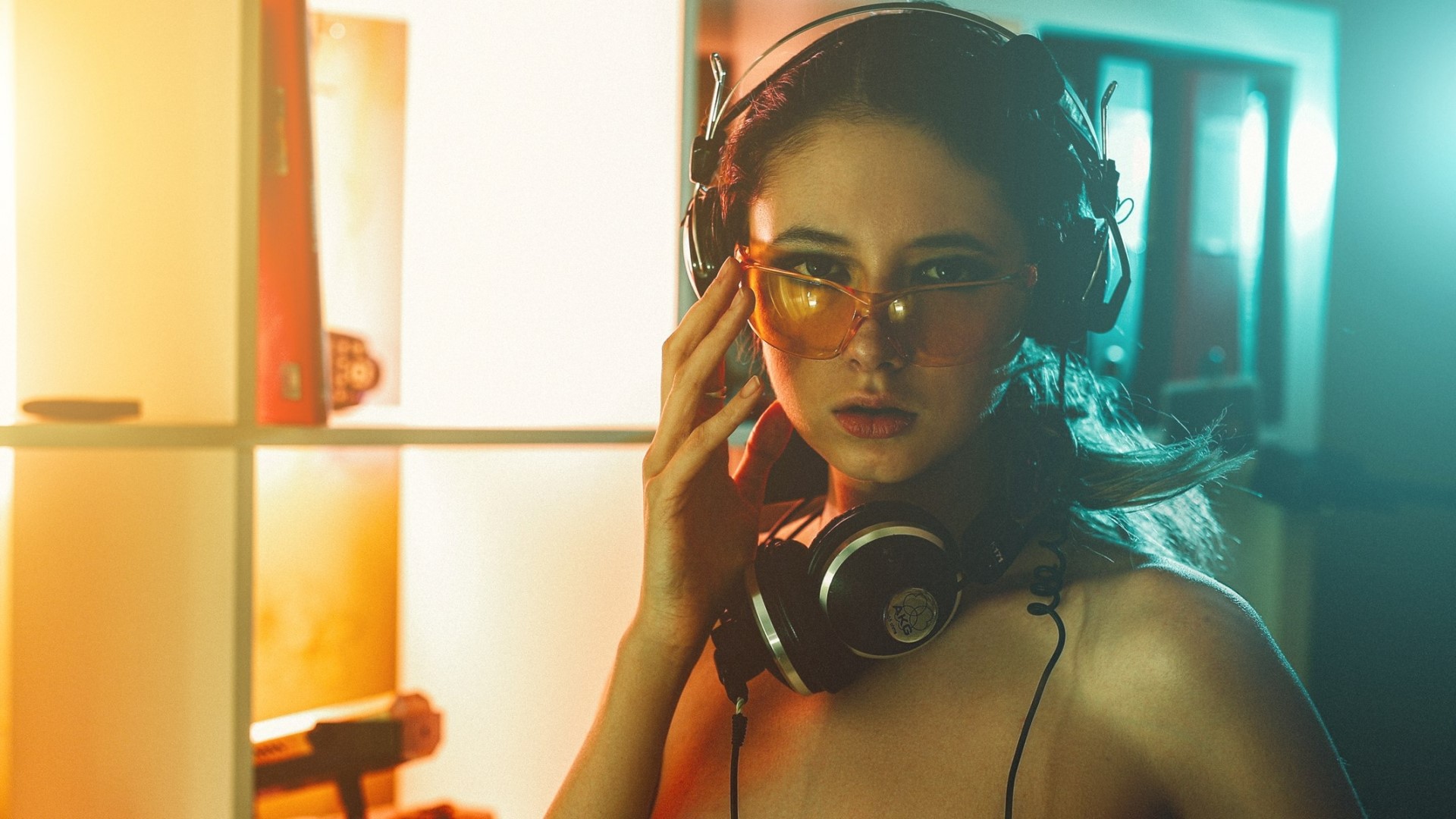Girl with headphones and sunglasses HD Wallpaper