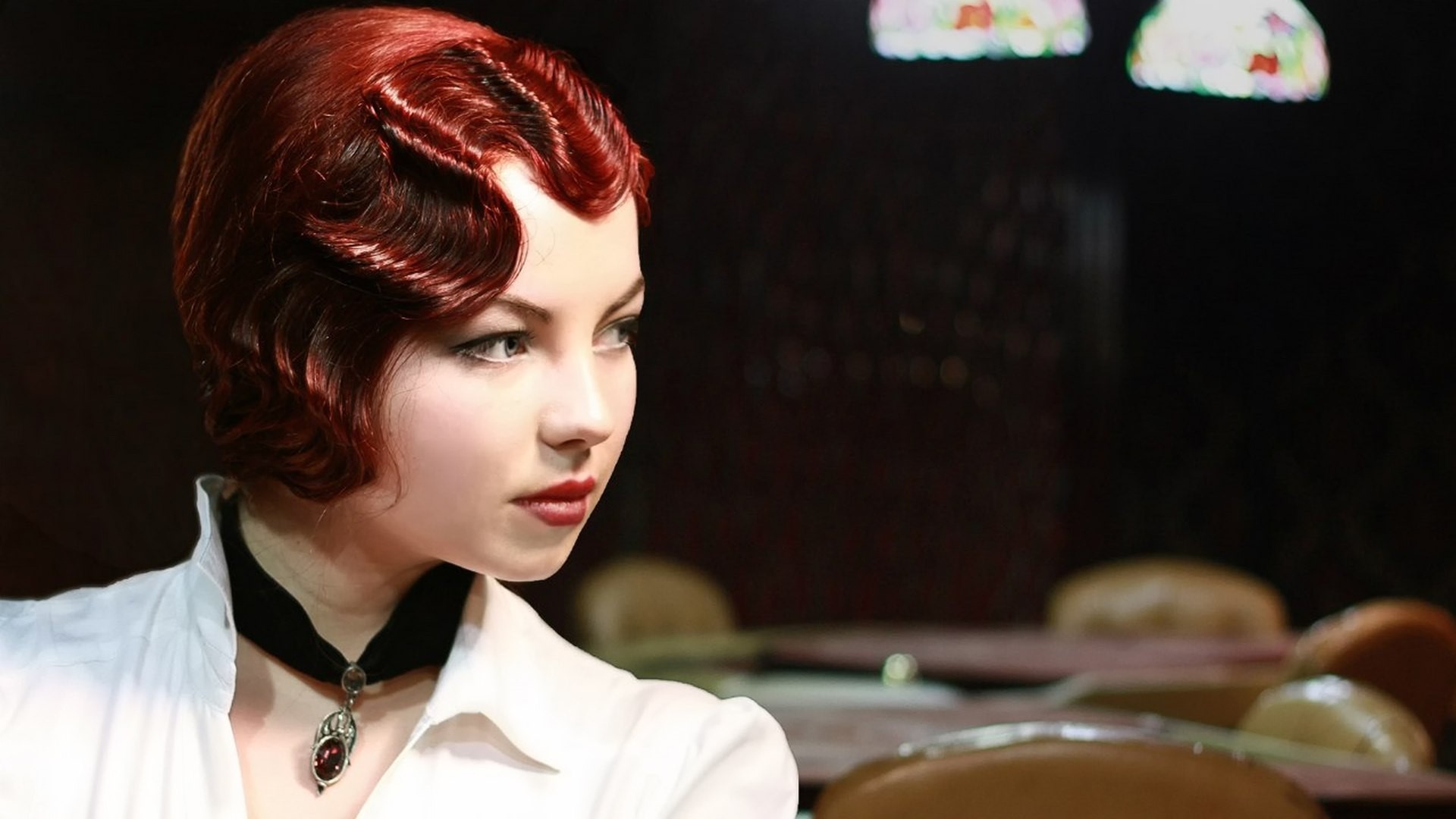 Woman with vintage hairstyle and necklace HD Wallpaper