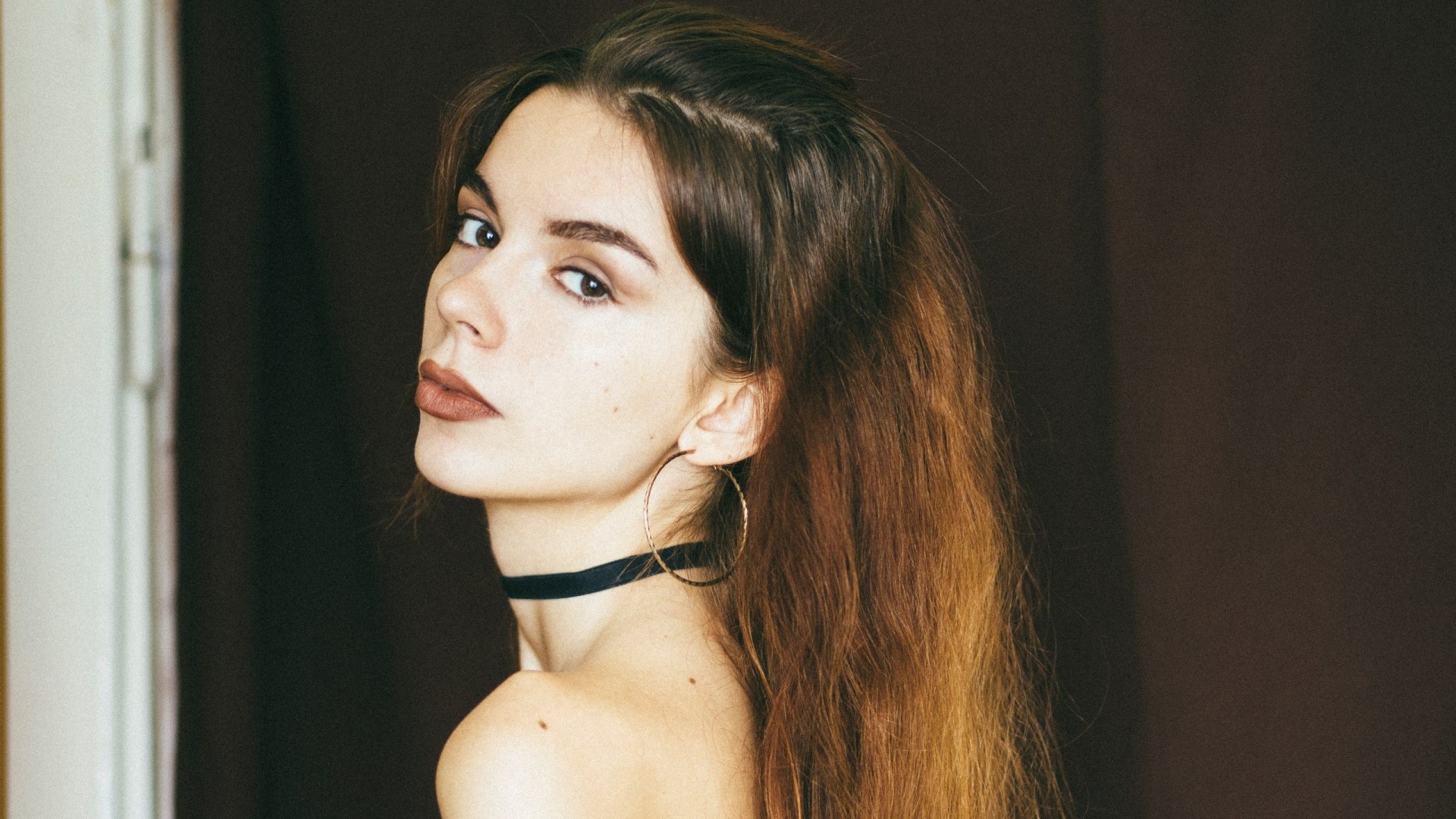 Model with choker and hoop earrings HD Wallpaper