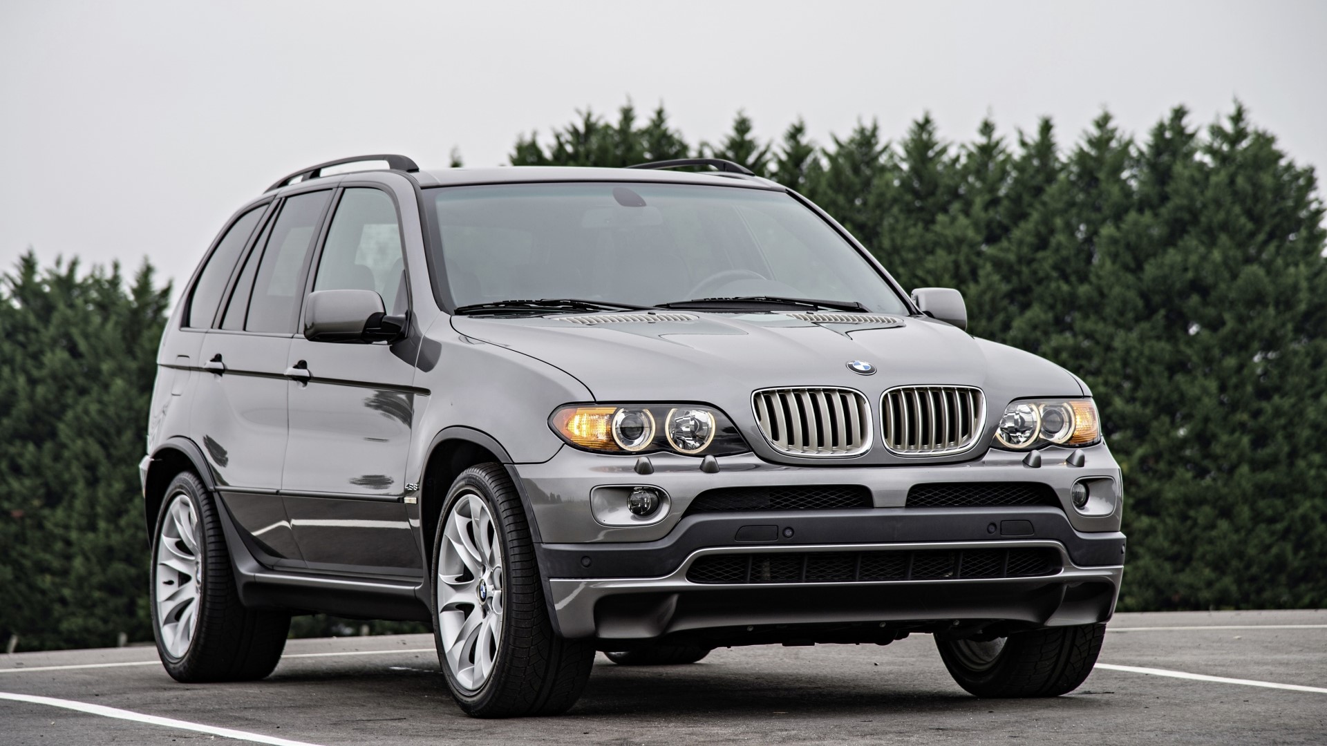 Gray BMW X5 E53 parked outdoors HD Wallpaper
