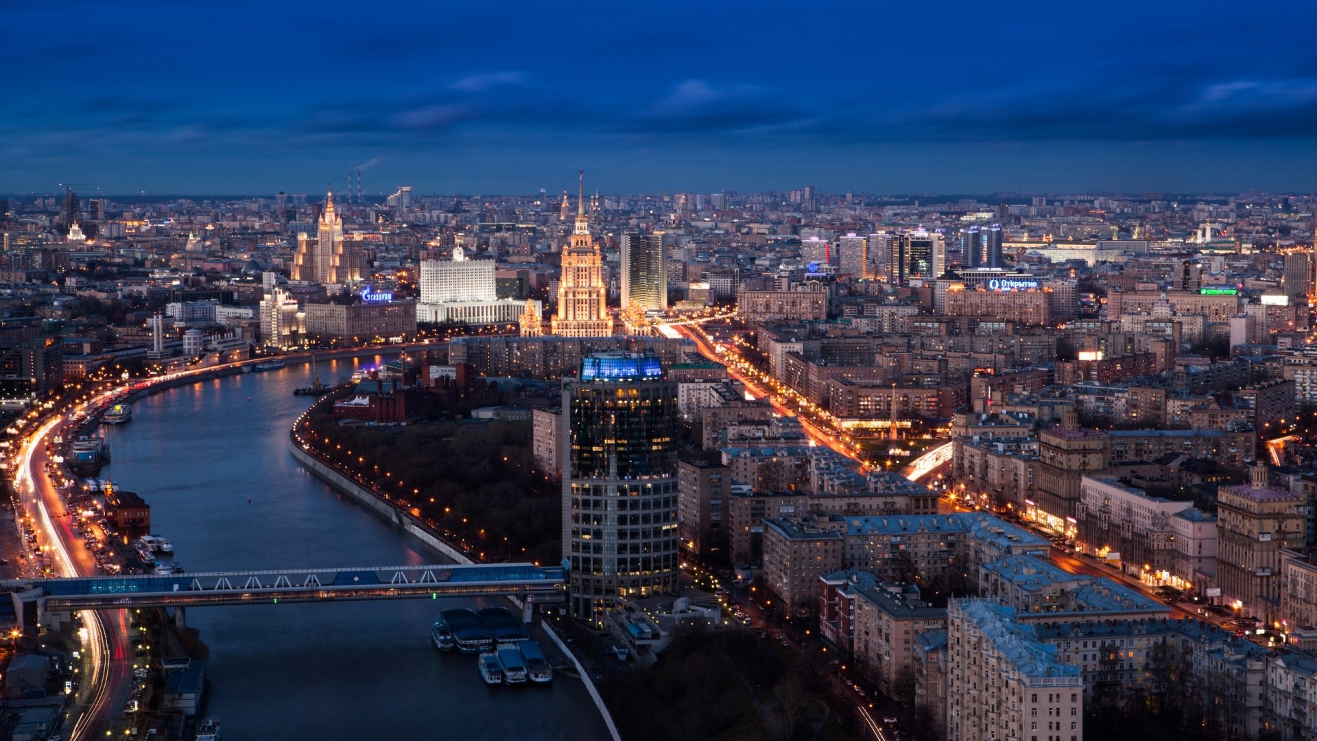 Moscow Cityscape at Dusk with Moskva River HD Wallpaper