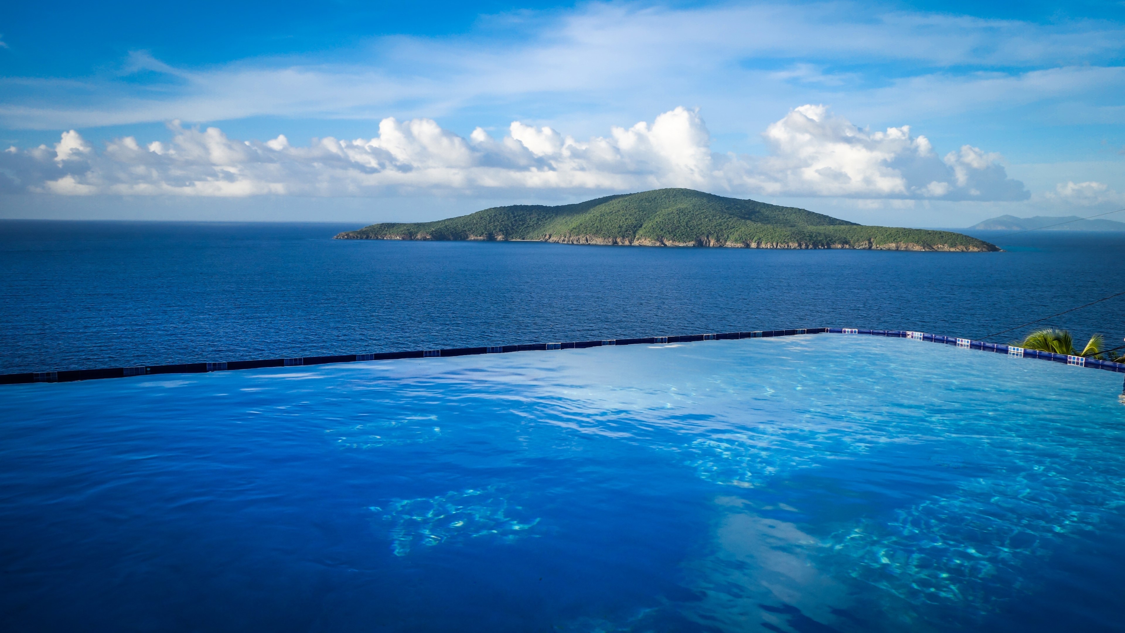 4K Infinity Pool Overlooking Tropical Island HD Wallpaper