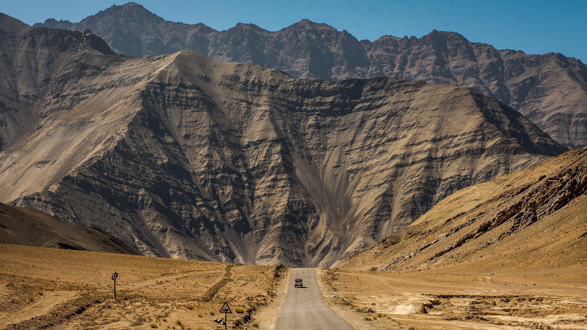 Car on road in Ladakh, India HD Wallpaper