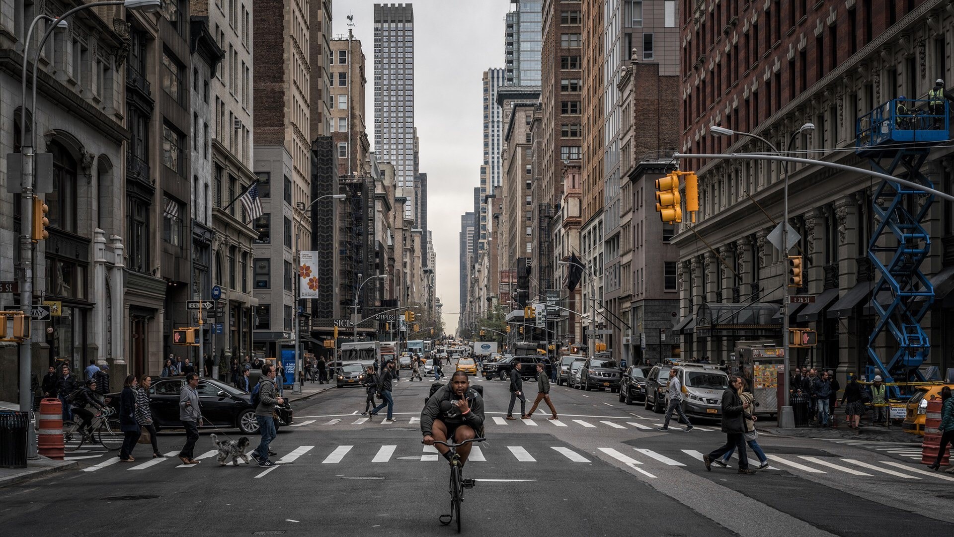 New York City street with pedestrians and traffic HD Wallpaper