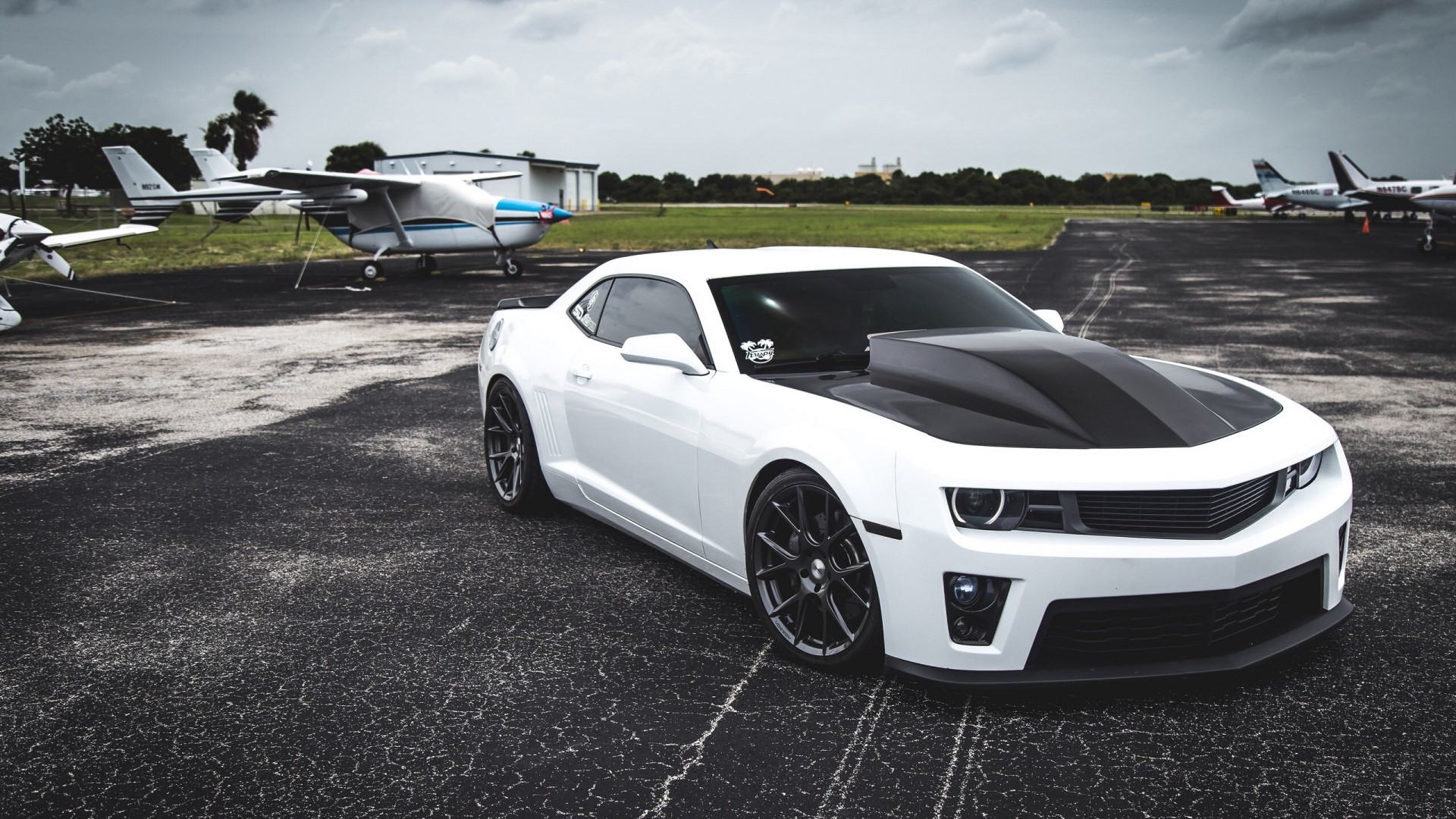 White Chevrolet Camaro with black hood at airport HD Wallpaper