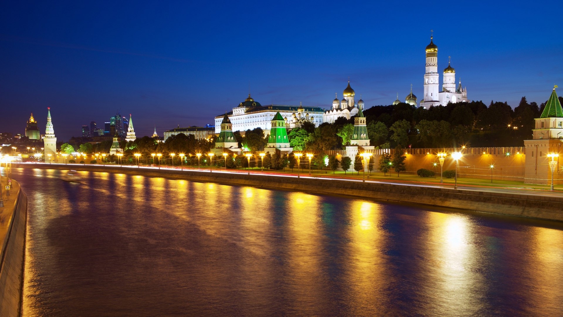 Moscow Kremlin and Moskva River at Night HD Wallpaper