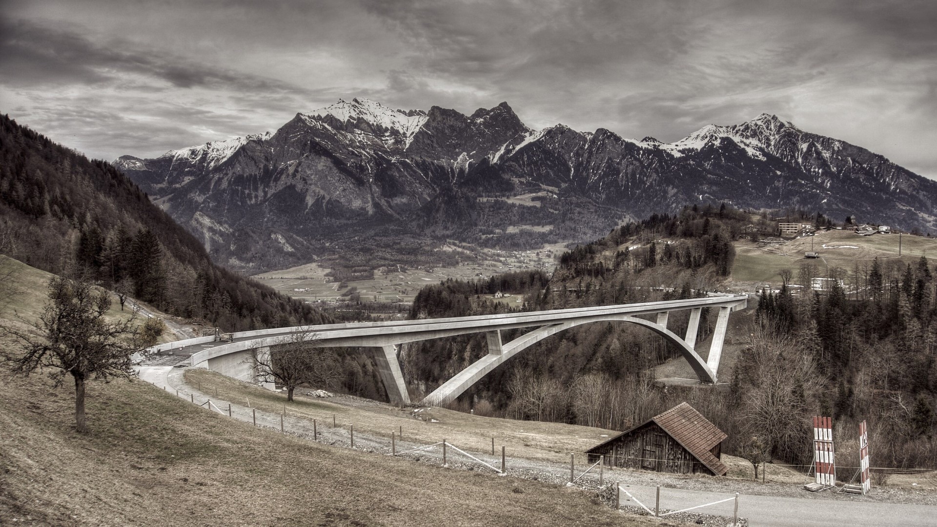 Bridge over valley in Swiss Alps near Pfäfers HD Wallpaper