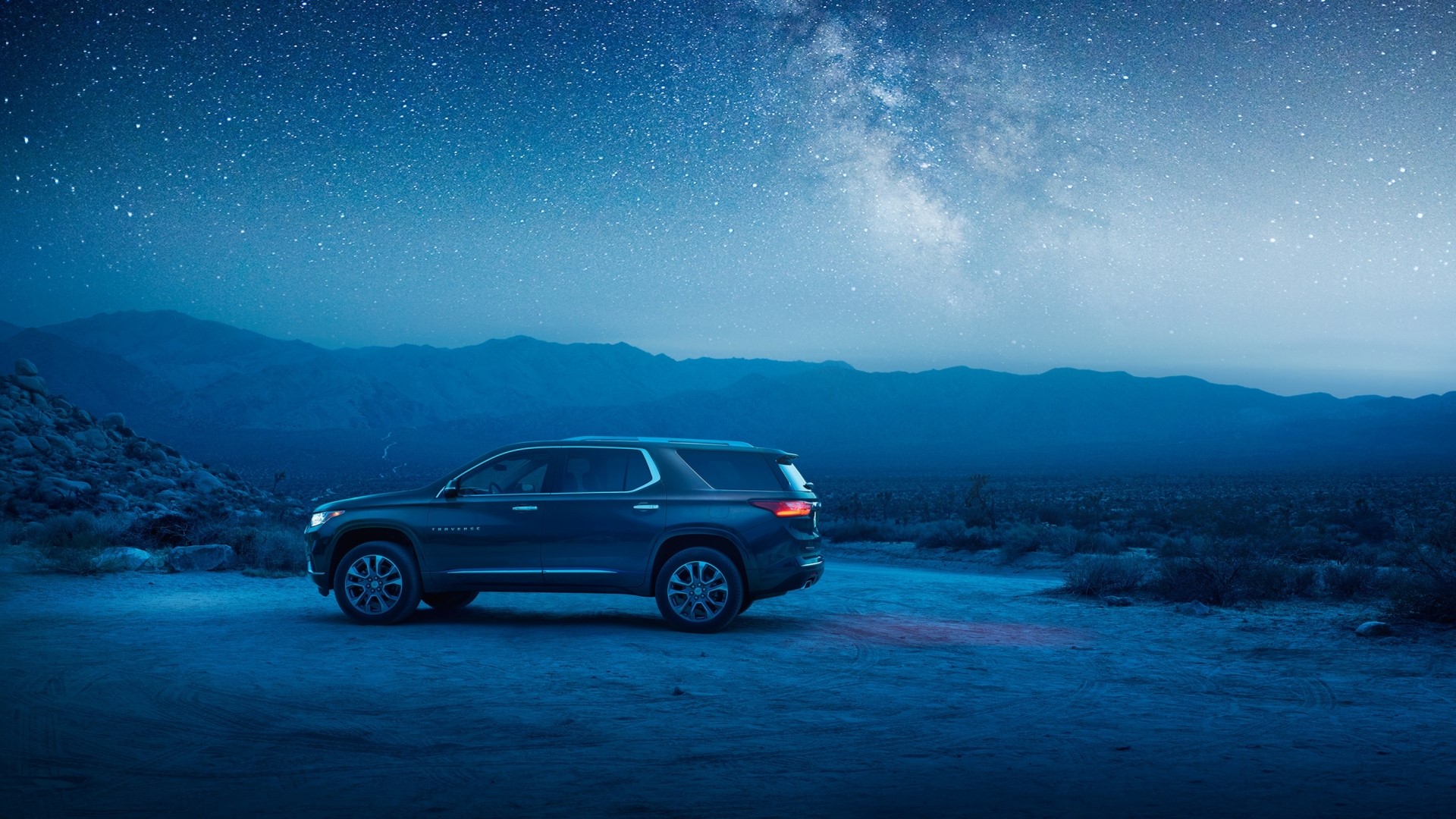 Chevrolet Traverse in a desert landscape at night HD Wallpaper