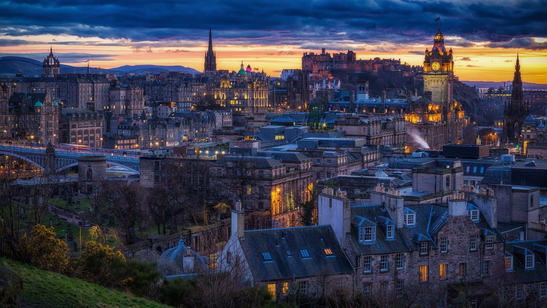 Edinburgh Castle and city skyline at dusk HD Wallpaper