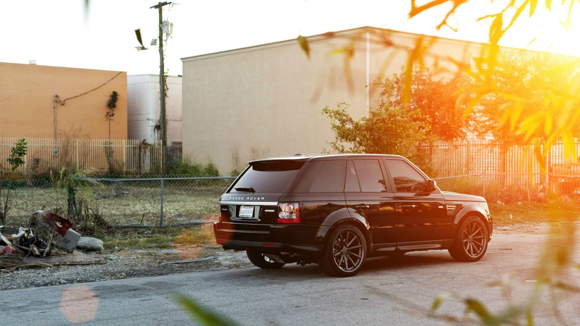 Black Range Rover Sport parked on a street HD Wallpaper