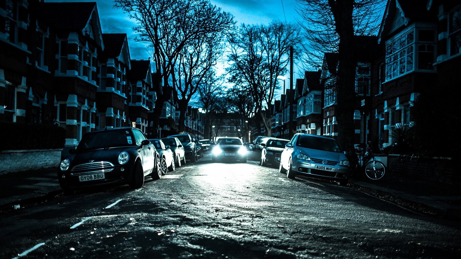 Street at night with cars and houses in London HD Wallpaper