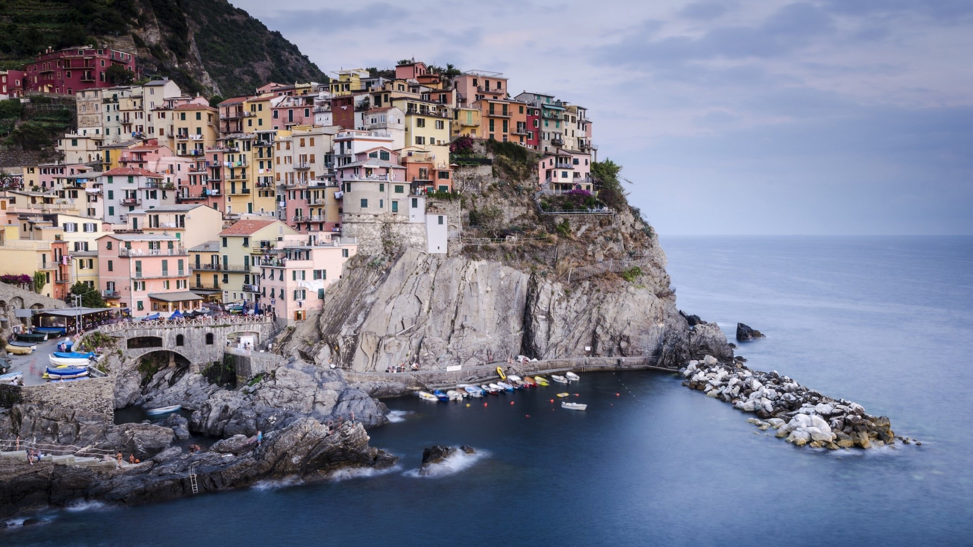 Manarola, Italy, colorful buildings on cliffside overlooking the sea HD Wallpaper