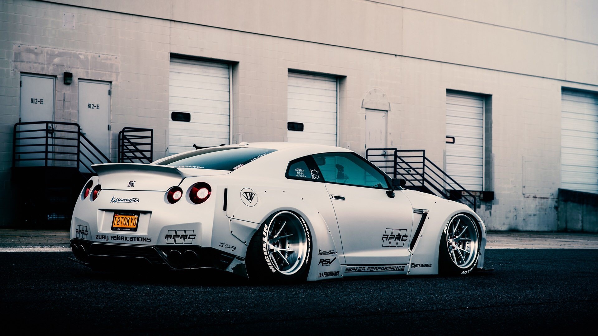 White Nissan GT-R with custom body kit HD Wallpaper