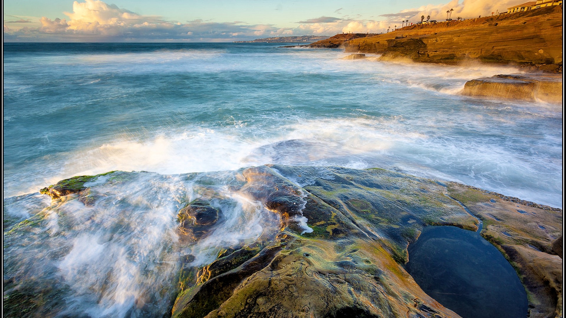 Ocean waves crashing on rocky shore in California HD Wallpaper