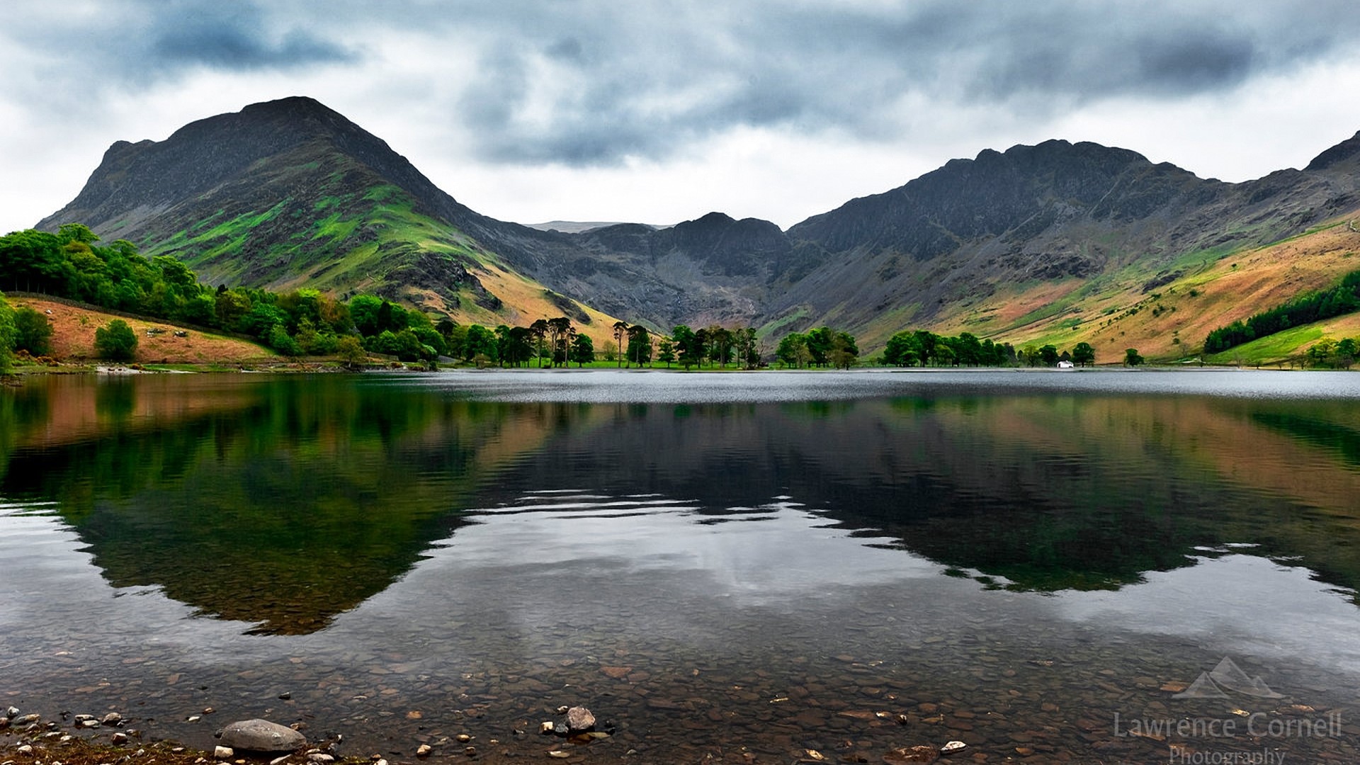 Lake reflections of mountains and trees under cloudy sky HD Wallpaper