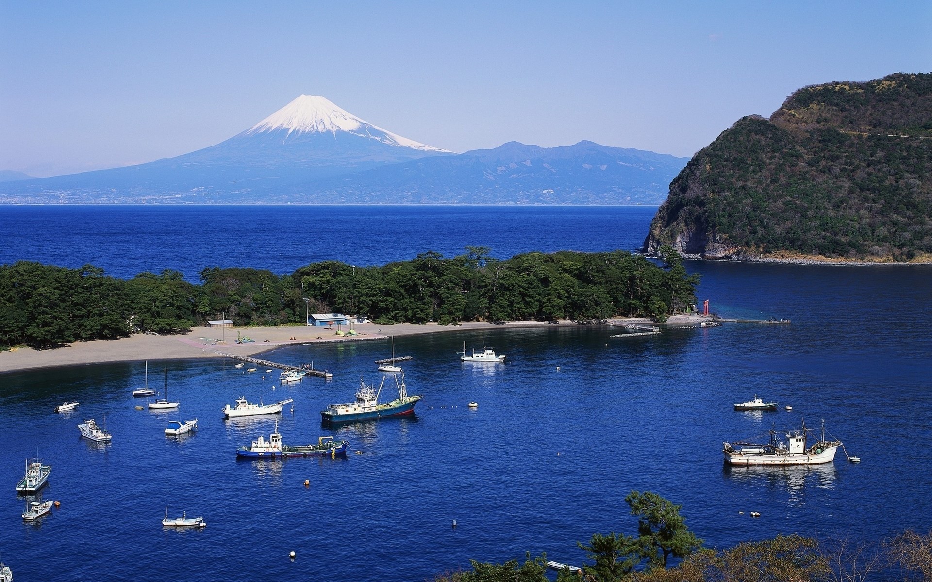 Mount Fuji and boats in a bay HD Wallpaper