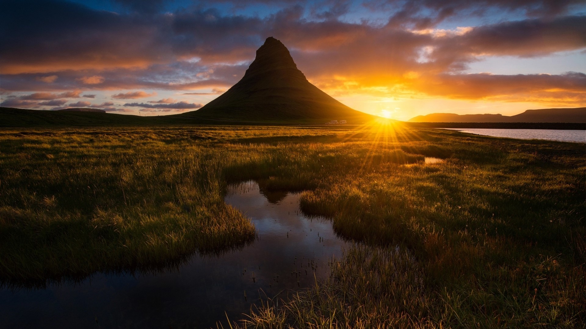 Kirkjufell mountain at sunset HD Wallpaper