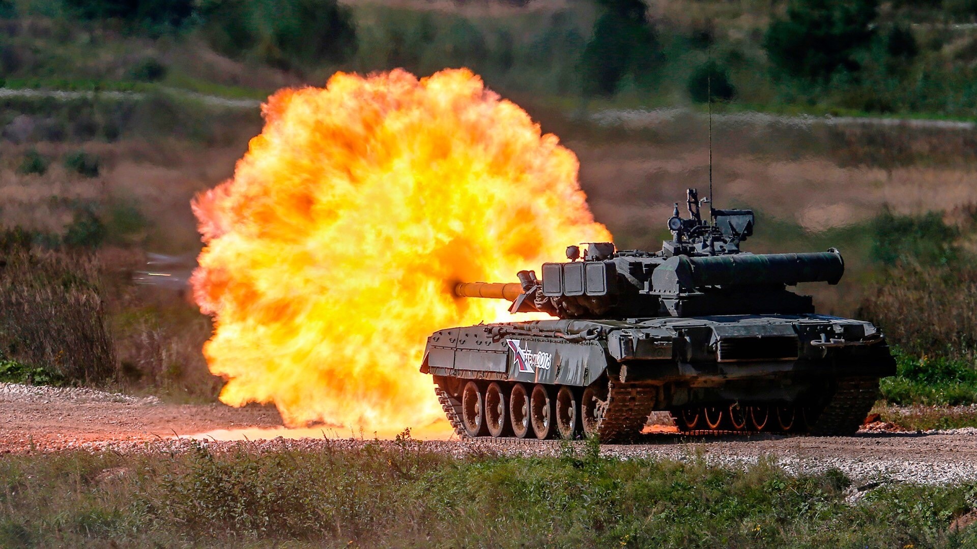 T-80U tank firing a large explosion HD Wallpaper
