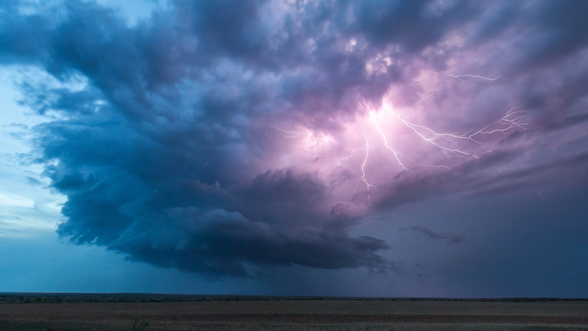 Lightning strikes over a field in Texas HD Wallpaper