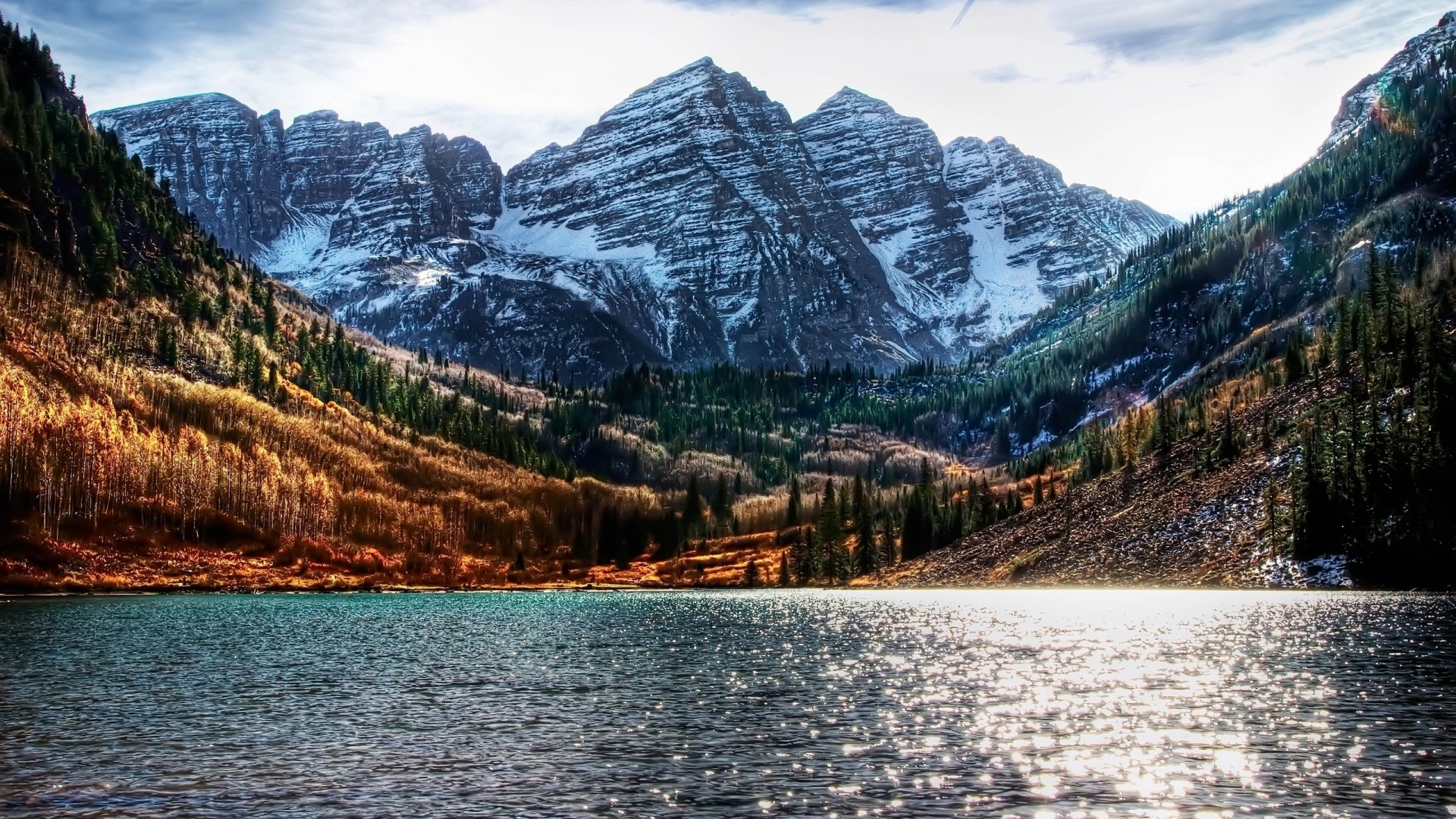 Maroon Bells mountains and lake in autumn HD Wallpaper
