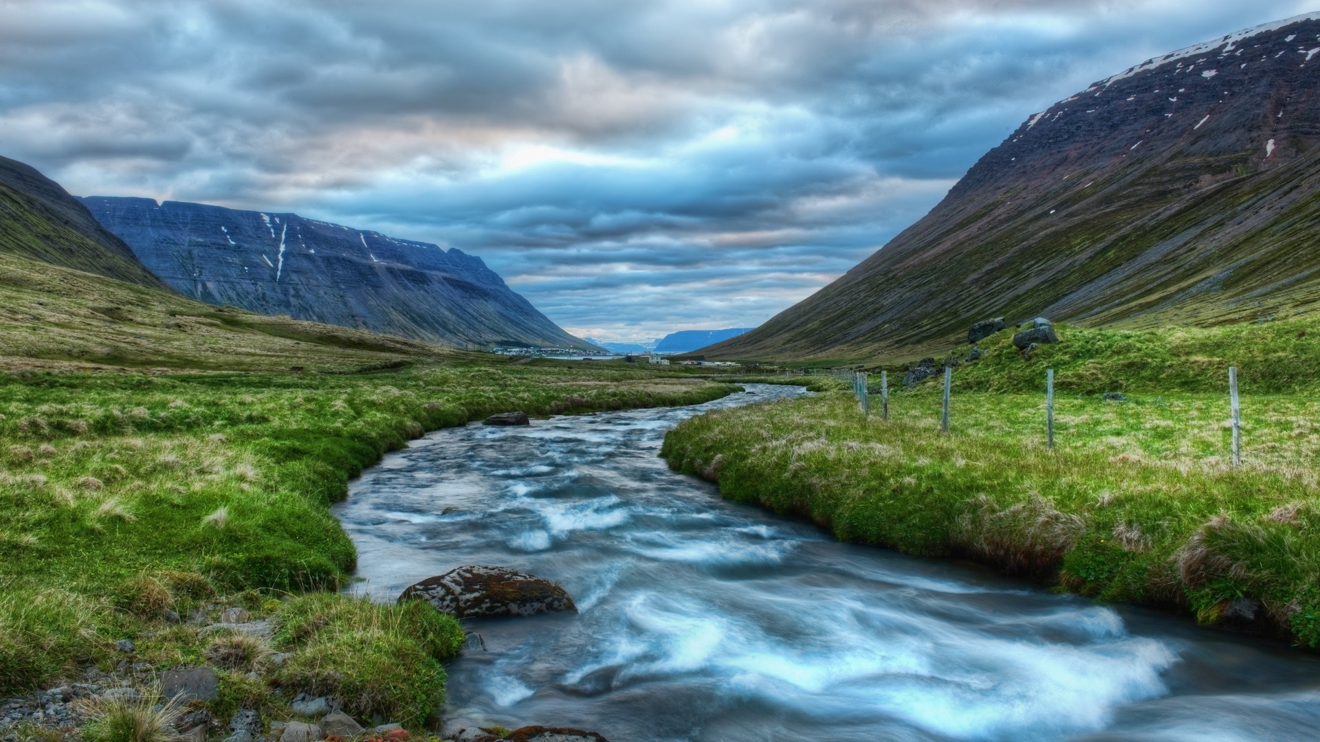 River flowing through a valley in Iceland HD Wallpaper