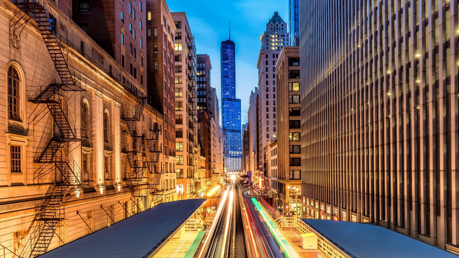 Chicago Trump Tower and elevated train tracks HD Wallpaper