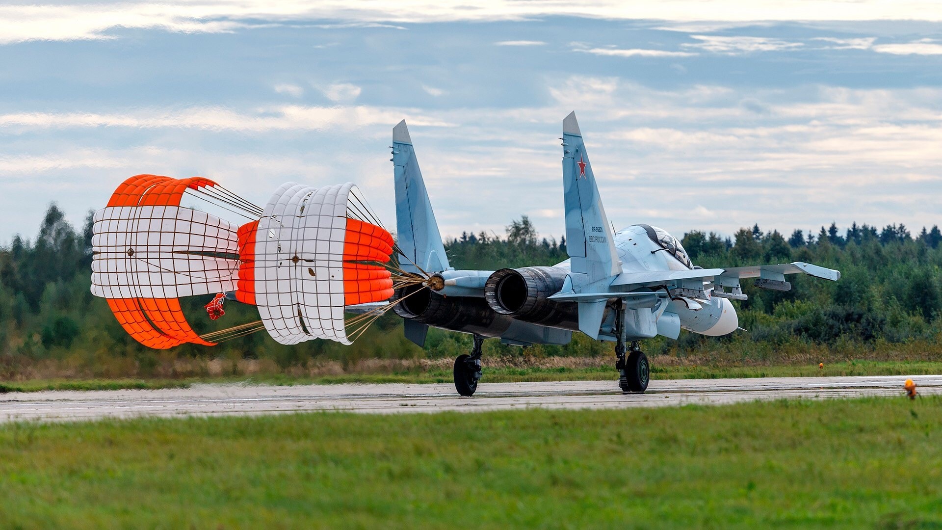 Su-30CM fighter jet with drogue parachute HD Wallpaper