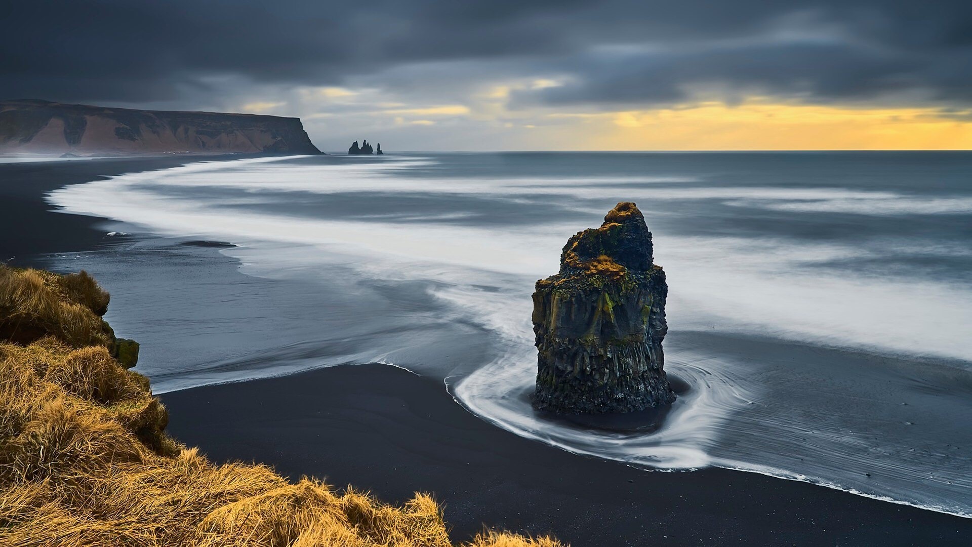 Reynisfjara black sand beach in Iceland HD Wallpaper