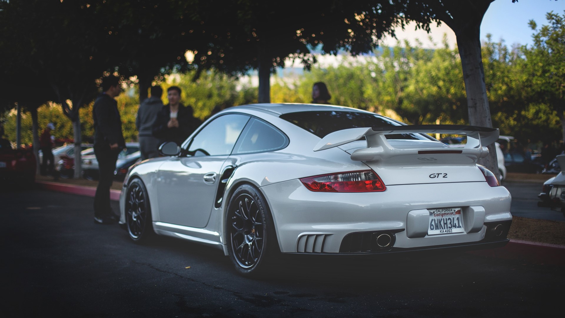 White Porsche 911 GT2 parked outdoors HD Wallpaper