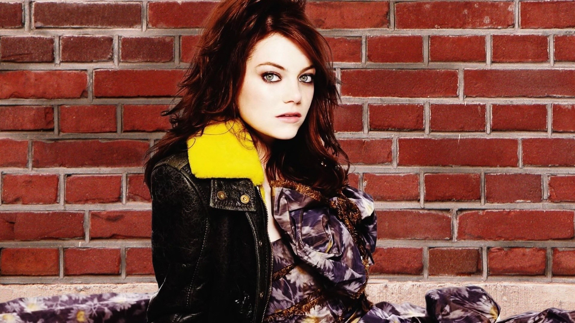 Emma Stone in front of a brick wall HD Wallpaper