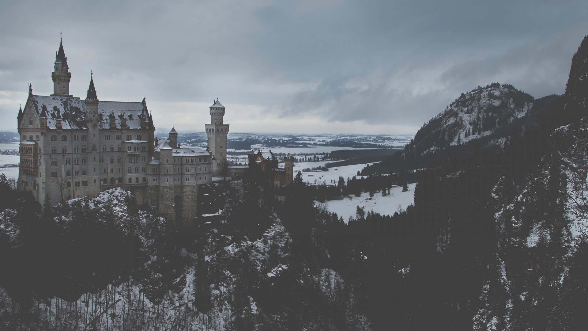 Neuschwanstein Castle in winter HD Wallpaper