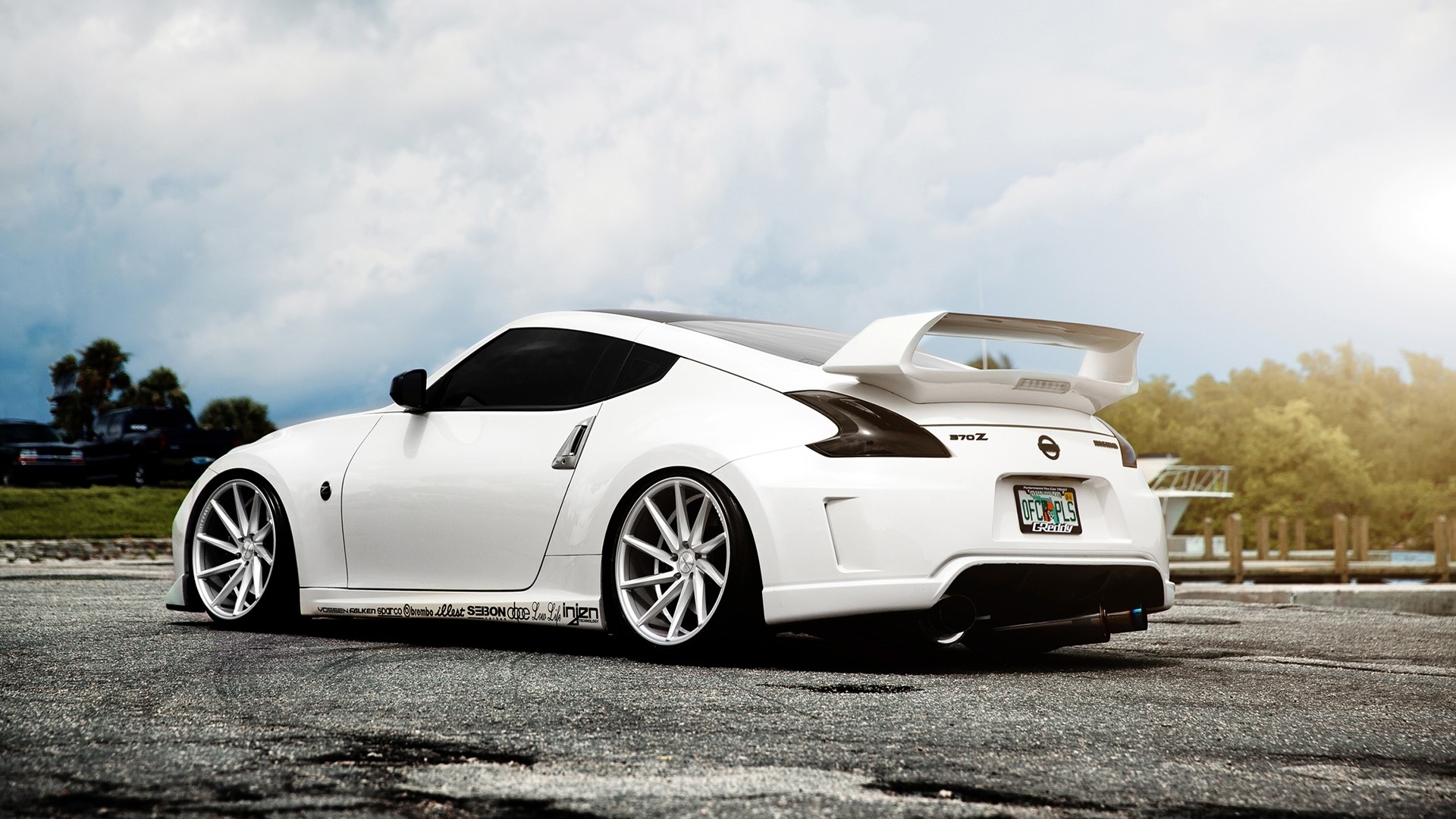 White Nissan 370Z with Spoiler HD Wallpaper