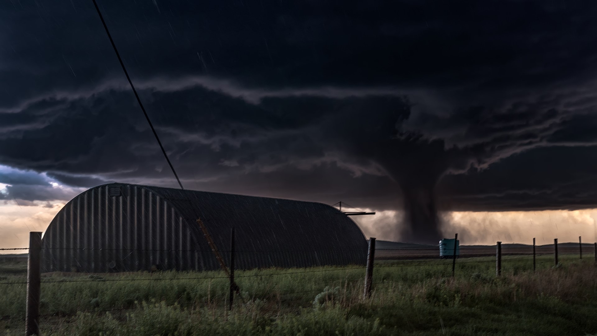 Tornado approaching a Quonset hut in Colorado HD Wallpaper