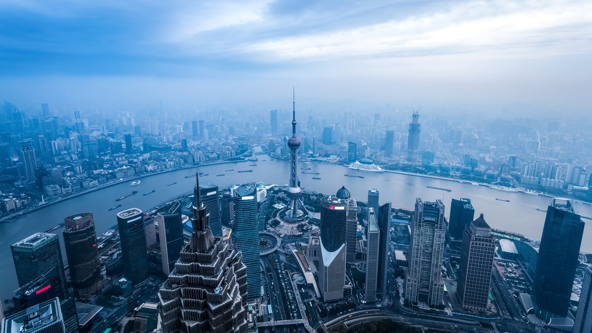 Shanghai skyline with Oriental Pearl Tower and Huangpu River HD Wallpaper