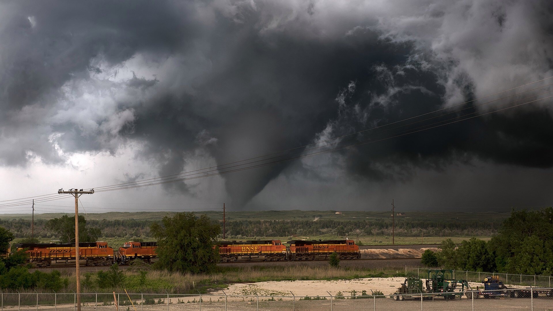 Tornado over Texas with BNSF train HD Wallpaper
