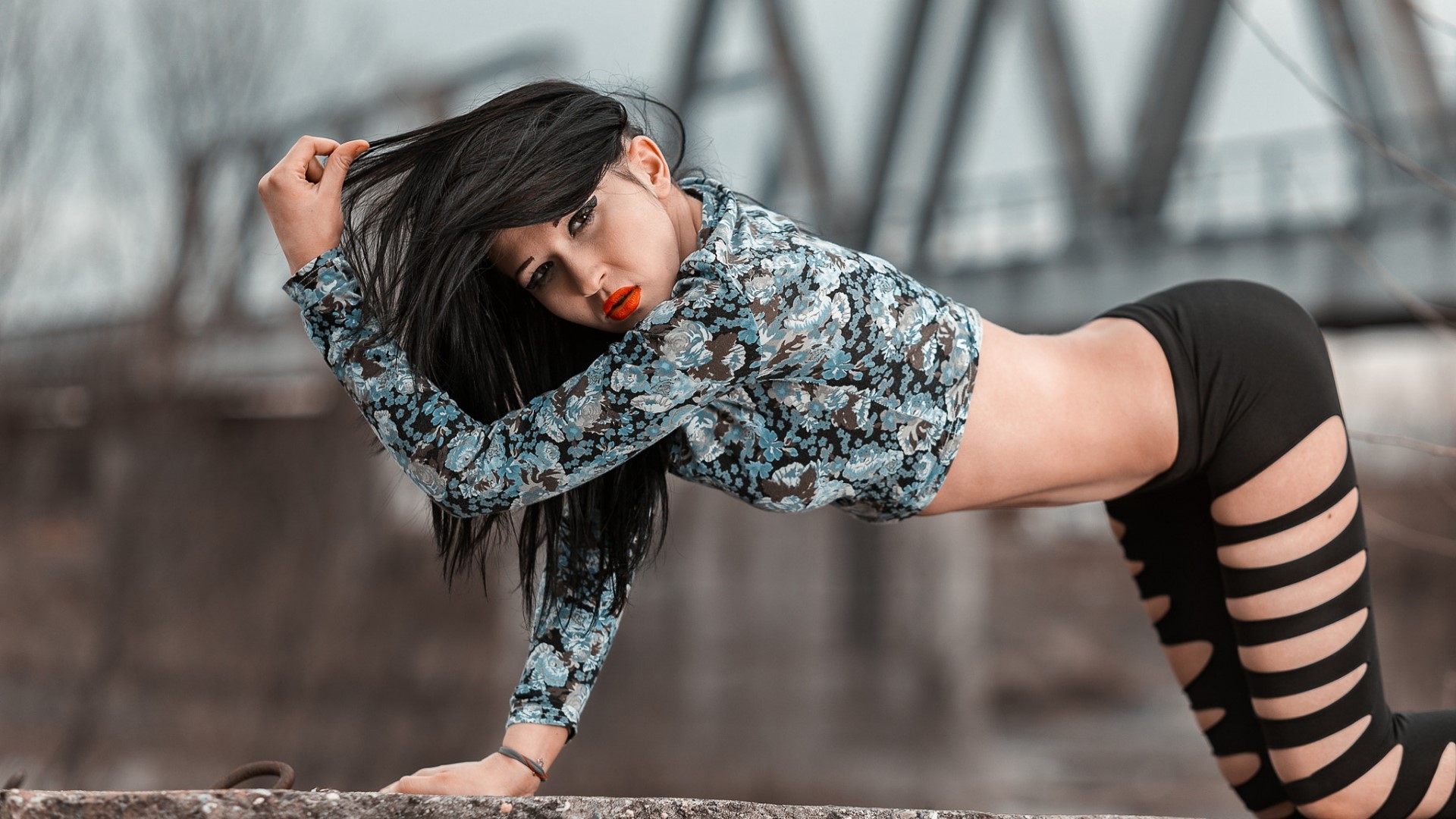 Brunette woman in ripped leggings HD Wallpaper