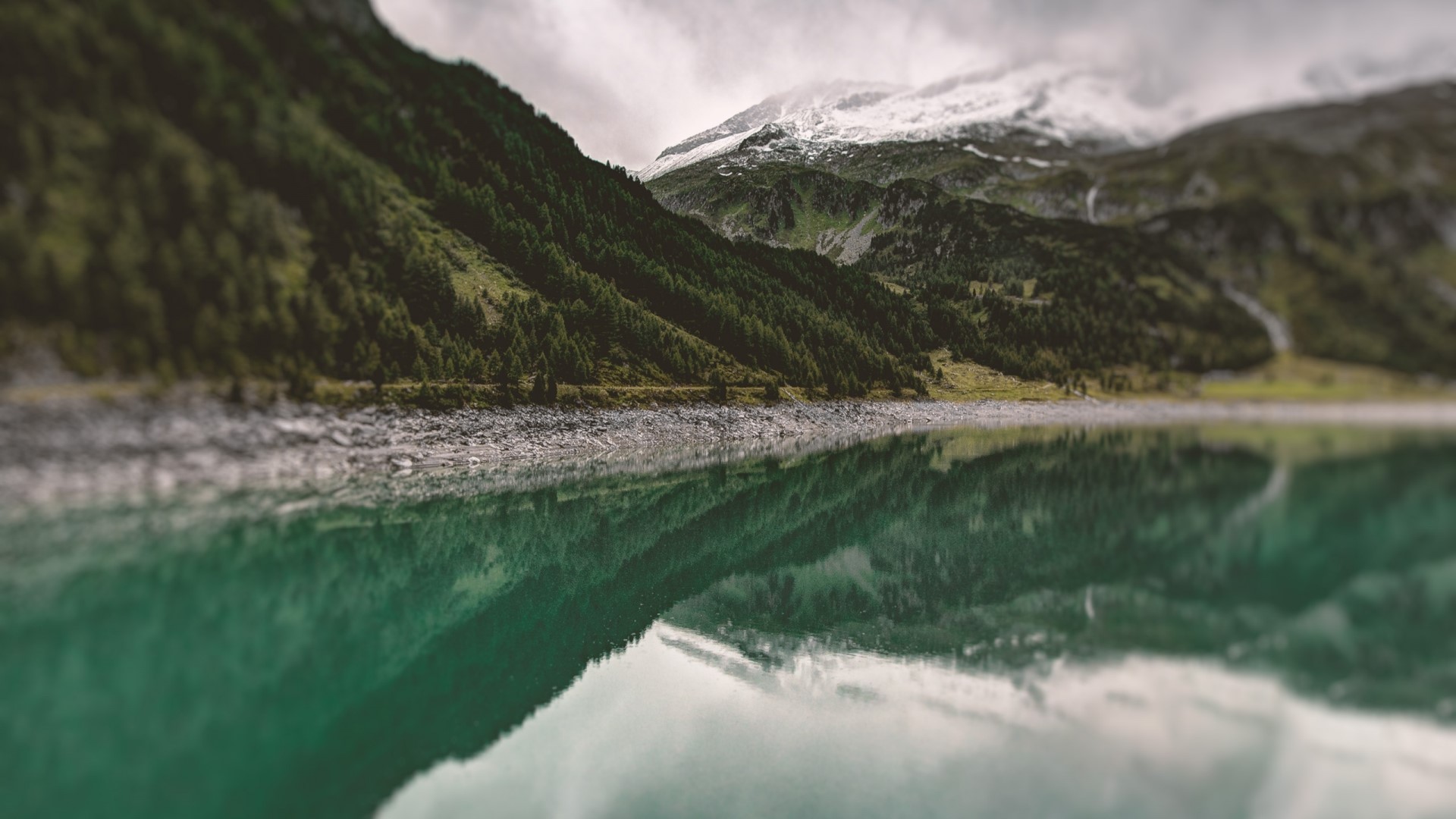 Mountain lake with reflection HD Wallpaper