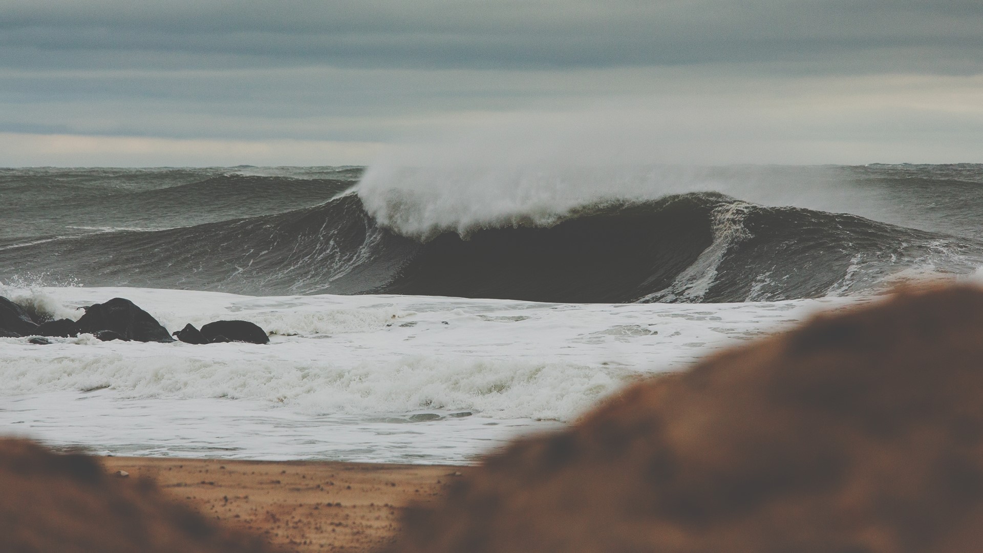 Crashing ocean waves on a cloudy day HD Wallpaper