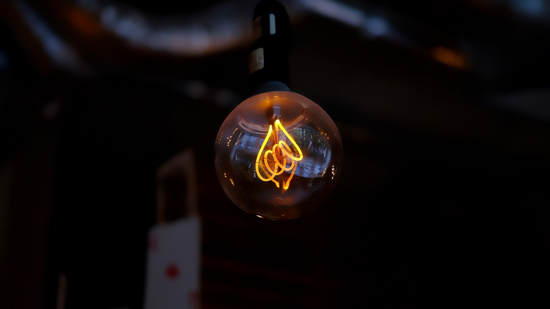 Incandescent light bulb HD Wallpaper