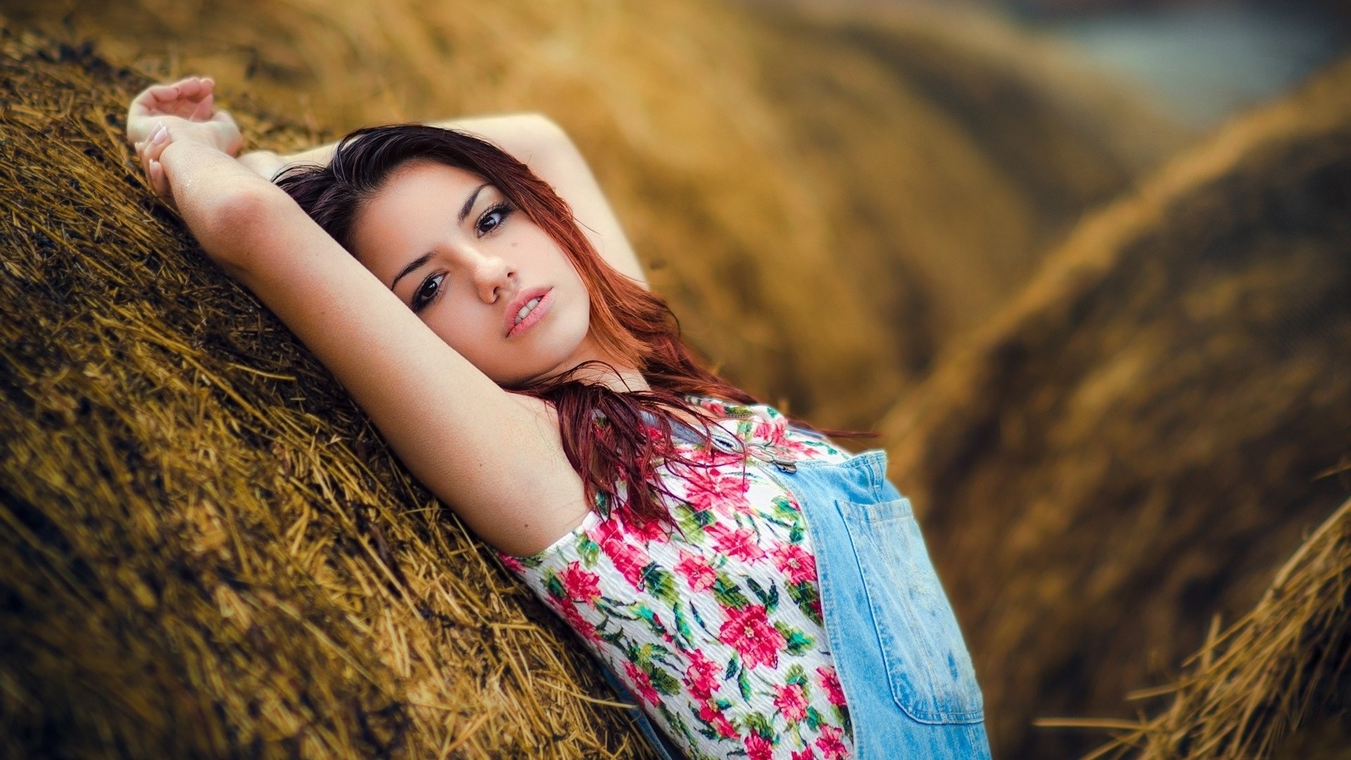 Delaia Gonzalez lying on hay bales HD Wallpaper