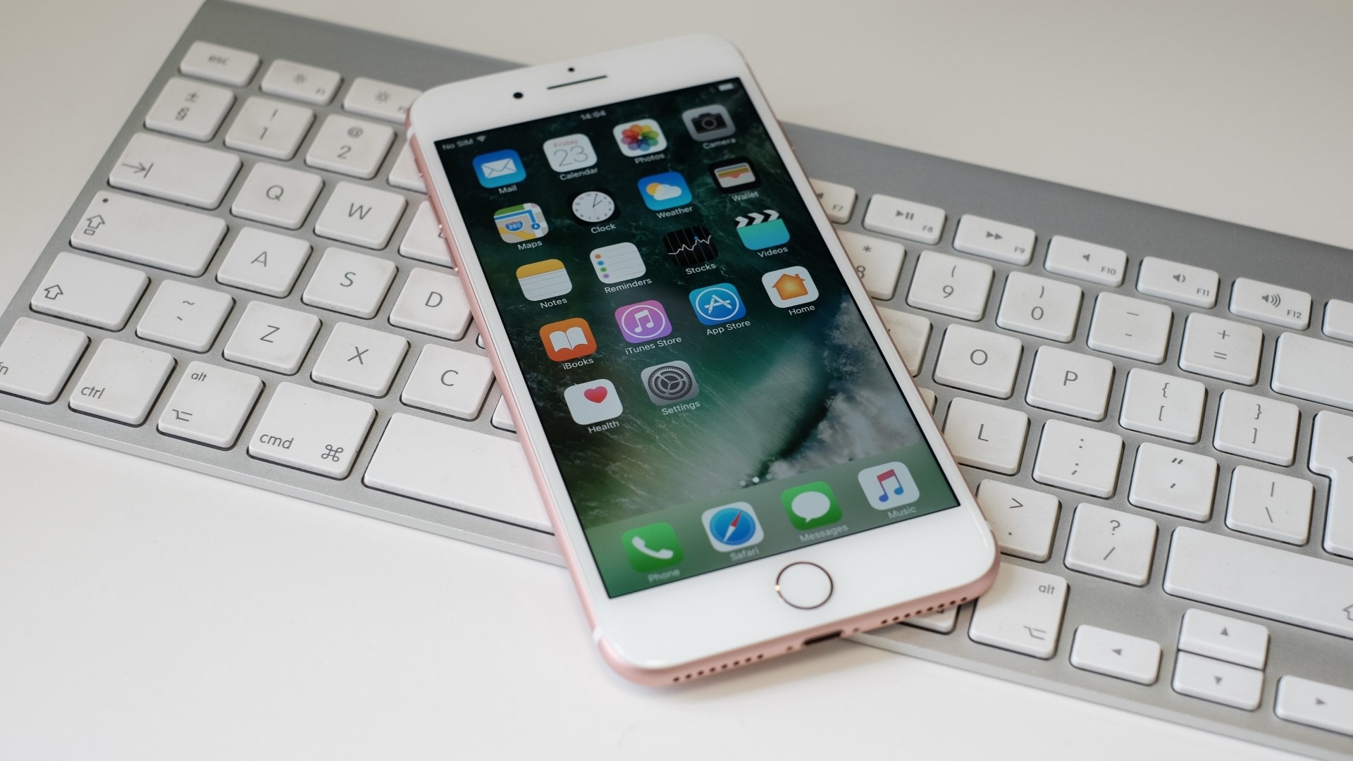 iPhone 7 on a keyboard HD Wallpaper