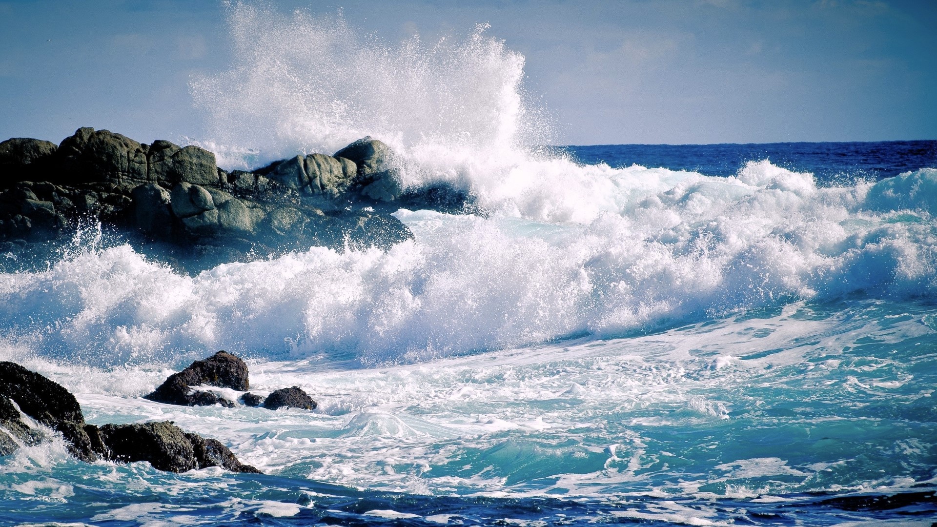 Waves crashing on rocky shore HD Wallpaper