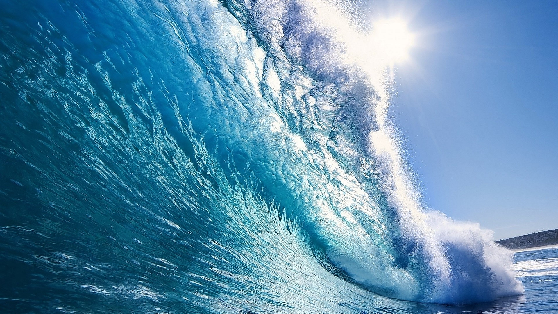 Sunlight shining on a large ocean wave HD Wallpaper