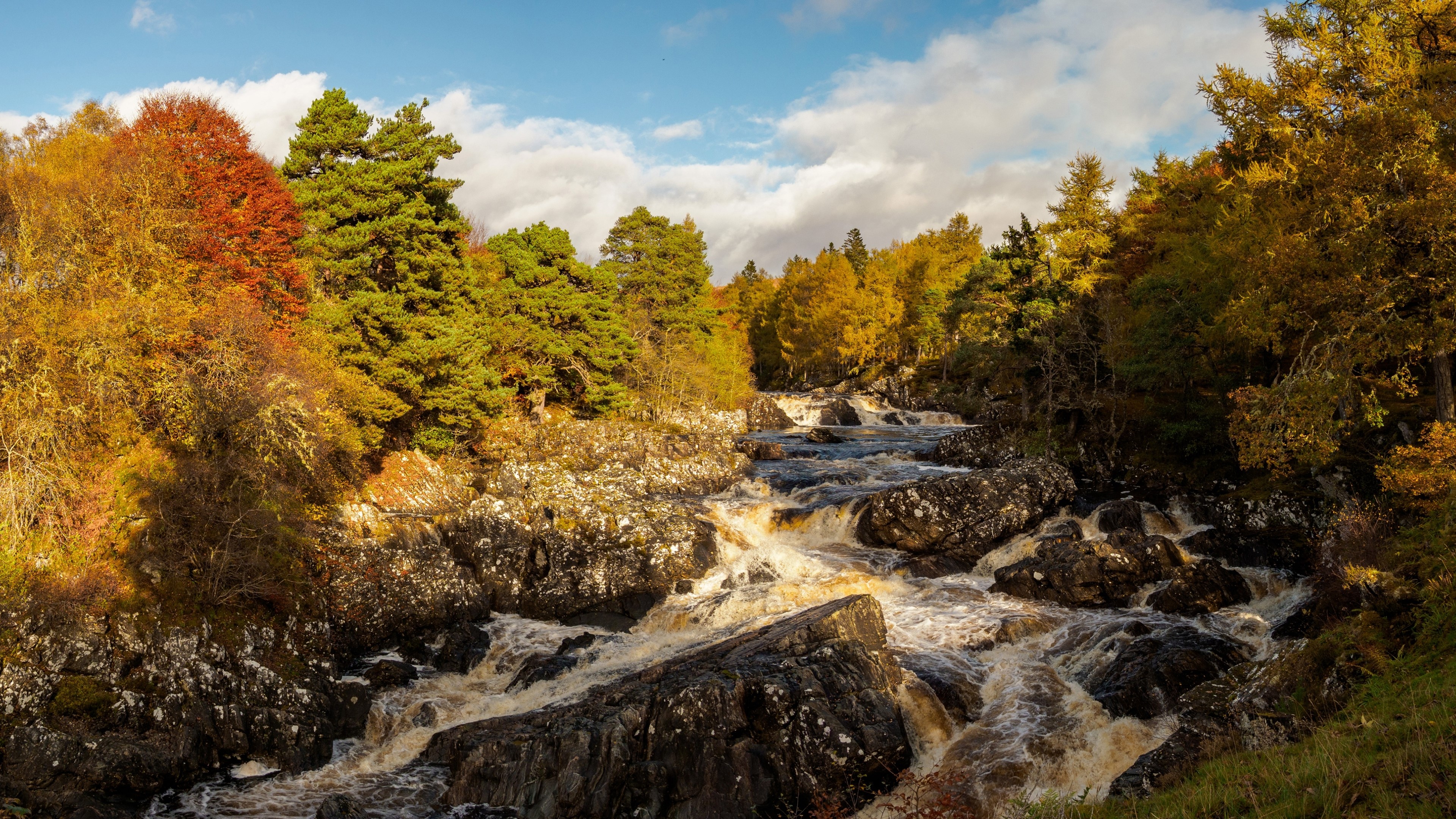 4K Mountain river in autumn HD Wallpaper