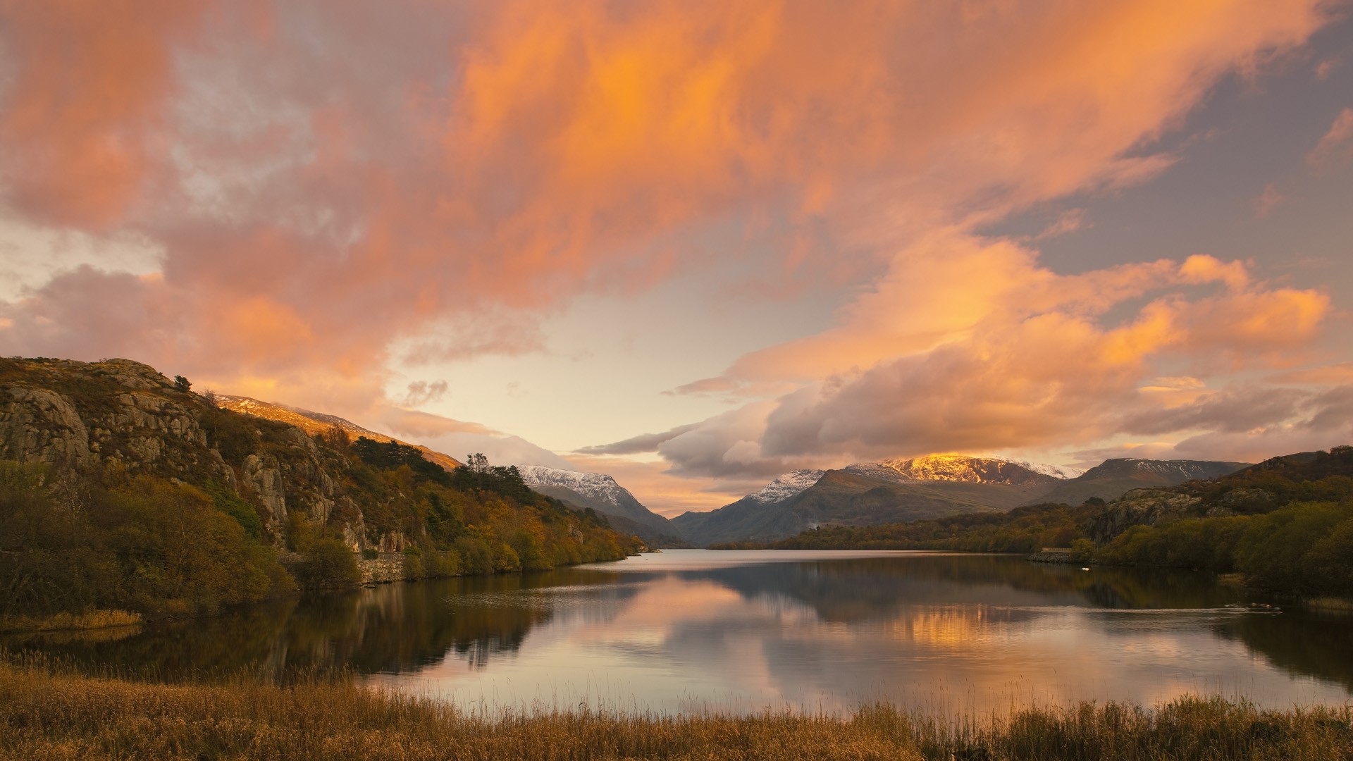 Lake and Mountains at Sunset HD Wallpaper