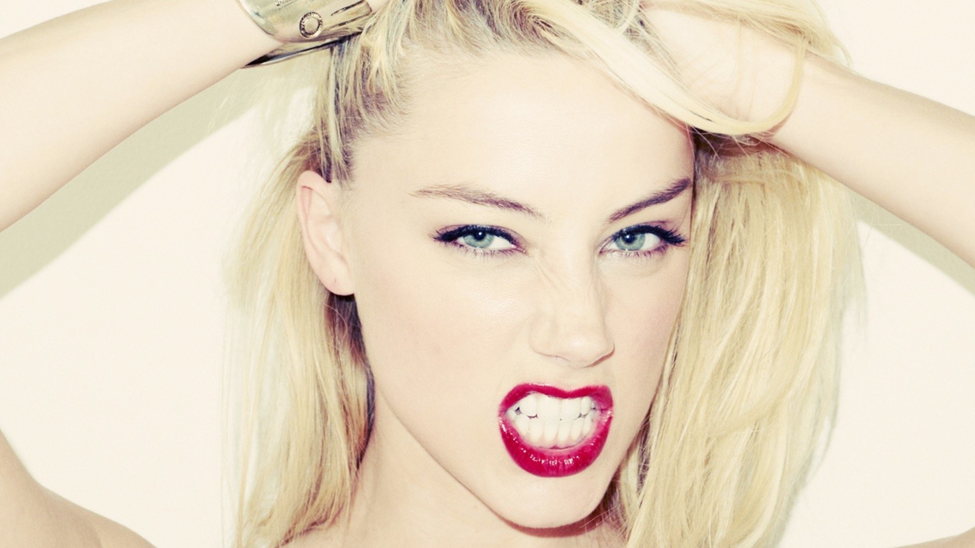 Amber Heard HD Wallpaper